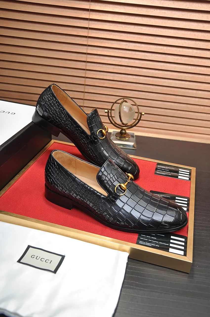 Men's shoes💰560💶Italy's top luxury men's shoe giant (GUCCI) (Gucci) (full cowhide lining) new arrival🍃Original European style🔰 Pleasant to the eye😍In order to make the shoes more durable and non-deformable🌀The production continues to follow traditional methods but there is still no lack of innovation💪Choose original sheepskin for the leather♻️ Smooth and natural And extra bright ⭐Made of imported cowhide, the first choice of rich people 38-45 (45 customized)